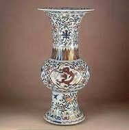 Vaso cinese di tipo Gu, con motivi di nuvole e draghi. Dinastia Ming, era Wanli.