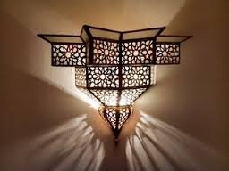 Lampada araba traforata con tipica decorazione ad arabesco geometrico.