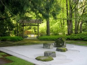 Giardino Giapponese all'interno di una foresta. La natura e la bellezza intesa come armonia esteriore e spirituale vengono celebrate attraverso la pratica del vuoto durante la creazione del giardino.